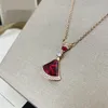 Designer-Halsketten Kleine Rock-Halskette, roter Achat-Anhänger, Joker-Schlüsselbeinkette, Fächer-Halskette aus 18 Karat Roségold, weiblicher Diamant-Anhänger-Schmuck