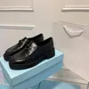 Dames jurk schoenen designer loafers mode driehoeksplatform schoenen echt lederen ronde teen zwart witte klassieke sneakers eu41