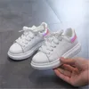 アスレチックシューズ2022 Unsex Style Children's White Girl and Boys Fashion Casual Sneaker高品質の言葉印刷キッズスポーツ