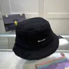 Bai Cheng Designer Cashmere Bucket Hat For Men Woman Letters Haftowane jagnięce czapki Casquettes Winter Wool Cape Cap Wysoka jakość skąpe brzegi czapki