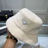 Bai Cheng Designer Cashmere Bucket Hat For Men Woman Letters Haftowane jagnięce czapki Casquettes Winter Wool Cape Cap Wysoka jakość skąpe brzegi czapki