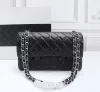 Top Designe Custom Luxury Brand Brand Channel Women's Women's Bag 2023 Кожаная золотая цепочка Crossbody 2,55 см Черно -белый розовый скот клип