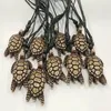 YQTDMY 12 PCSダークブラウンYAK BONE TURTER TORTOISE NECKLACE PENDANTS WAX CORD調整可能ハワイサーファーネックレスファッションジュエリー275A