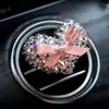 Decorazioni interne Uscita aria per auto con diamanti con ciondolo ornamentale profumato Automobile Accessori decorativi rosa per donna