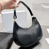 مصمم Ava Totes Women Houdte Bag Build Luxury Fashion Leather Stain Letters Letters Crescent Half Moon على شكل Messenger Bag Hobo محافظ الإغلاق
