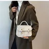 HBP Popolari borse a tracolla retrò da donna 2022 New Explosive Messenger Handbag Temperament Portable Small Square Bag