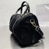 Renylon Saffiano Leather Duffle Bag Symbole broderade Jacquard tygp￥sar emaljerad metall triangel logotyp borttagbar nyckelring Nylon logotypfoder b￶r