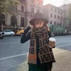 ビッグサイズの女性プリント刺繍スカーフシルク冬プリントスカーフサテンスクエアヘッドスカーフ女性の高級デザイナーショール