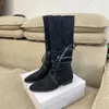 Lady's Retro Straps Boots Moda Ayakkabıları M-M Siane Süet Topuklu Daireler Diz-Yüksek Boot Uzun patik Kış Lüks Tasarımcı Gelinlik Pompaları 35-40