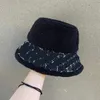 Toptan Kış Desingers Buck Hat Luxurys Geniş Kötü Şapkalar Mektup Sunhats Moda Trendi Seyahat Buckethats Yüksek kaliteli bahçe moda şapkası sıcak ve kalın kapaklar