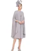 Grå knälängd Chiffon Mother of the Bride Dresses With Cape Lace Appliqued Formal Mother Arabic Evening Clows Prom Dress