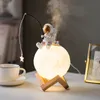 Objetos decorativos Figuras astronauta decora￧￣o resina space man Homem miniatura Night Light umidificador de nevoeiro frio Acess￳rios para m￡quinas