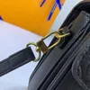 Kosmetiska väskor fodral designare väskor baguette väska handväskan tygkroppar väskor äkta läder präglade mode magnet hasp tappbar axelband hög