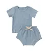Çocuk tasarımcı kıyafetleri erkek yaz çukuru çizgili giyim setleri bebek katı kısa kollu üst pantolonlar takım elbise gündelik butik cep tişörtleri şort kıyafetleri