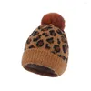 Bérets 2023 unisexe hiver 3pcs pompon bonnet chapeau longue écharpe léopard gants chauds ensemble jacquard casquette 3 couleurs