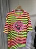 女性用Tシャツグラデーションカラーホローストライプの漫画ビーズ半袖Tシャツ2022夏のトレンディルーズオネックトップストリートティーティー
