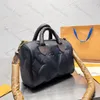 Kudde Luxurys broderihandväskor Mense Womens Feather Winter Shopping Väskor Fashion Shoulder Bag Stor kapacitet Totes9055064