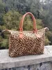 Duffel Bags Fashion Women Fleece Handväska med PU Handle Animal Cow Pattern Travel Tote Faux Fur Leopard Print Weekender Bag