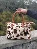 Duffel Bags Fashion Women Fleece Handväska med PU Handle Animal Cow Pattern Travel Tote Faux Fur Leopard Print Weekender Bag