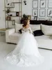 2022 Çiçek Kızlar Düğünler İçin Elbiseler Basit Beyaz Fildişi Uzun Kollu Dantel Aplike İllüzyon Düğmesi Dönüş Trenle Yay Çocuk Doğum Günü Kız Pageant önlükleri