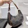 مصمم Ava Totes Women Houdte Bag Build Luxury Fashion Leather Stain Letters Letters Crescent Half Moon على شكل Messenger Bag Hobo محافظ الإغلاق