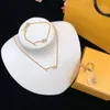 Collar de mujer Pendiente Diseñador Pulsera Luxurys Conjuntos de joyería Moda Daimond Carta Marcas F Pendientes para mujer Eslabón de cadena de oro Caja colgante