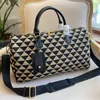 Renylon Saffiano Leather Duffle Bag Symbole broderade Jacquard tygp￥sar emaljerad metall triangel logotyp borttagbar nyckelring Nylon logotypfoder b￶r