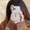 Luxury Fabric Art Designer iPhone -fodral mobiltelefonfodral Fashion Metal Letter Fall f￶r iPhone 12 13 14 Promax -omslag