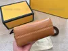 Designer-Handtaschen Store 70 % Rabatt auf Designer-Reisetaschen von Fend, luxuriöse Herren- und Damentaschen mit Seidenschal und Schultergurt, Pochette-Handtaschen, Laufsteggepäck, Umhängetasche, klein