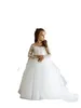 2022 Bloemmeisjes jurken voor bruiloften eenvoudige lange mouwen kanten applique illusie knop terug sweep trein met boogkinderen verjaardagsmeisje pageant jurken schep nek