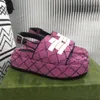 Sandália plataforma feminina de luxo com fivela ajustável no tornozelo e mocassim em lona com acabamento em couro e chinelo de grife