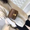 Ett nya toppdesignermärke lyxiga kvinnors lilla fyrkantiga väska äkta läder axel messenger postman crossbody sadel tofu väska retro klassisk mode baguette