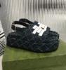 Sandália plataforma feminina de luxo com fivela ajustável no tornozelo e mocassim em lona com acabamento em couro e chinelo de grife