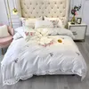 Set di biancheria da letto Four Seasons Bianco Rosa 100S Cotone egiziano Fiori Ricamo Ragazza Set Copripiumino Lenzuolo Federe Tessili per la casa