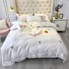 Ensembles de literie Quatre Saisons Blanc Rose 100S Coton Égyptien Fleurs Broderie Fille Ensemble Housse de Couette Drap de Lit Taies D'oreiller Textiles de Maison