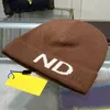 Unisex ontwerper gebreide ball cap schedel hoeden mode mannen vrouwen beanie alfabet stevige kleur winter trendy hoed