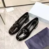 مصمم Loafer Women Dress Shoes Platform الكعب جلد البقر جلد الأزياء المثلث المثلث الفاخر حذاء أسود أبيض