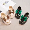 Zapatillas de deporte Zapatos de cuero de estilo británico para niñas Niños Cabeza redonda Arco Luz Cómodos Mocasines de fondo plano Niños Moda Casual 220920