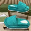Luksusowa marka pantofli platforma aksamitna drukowana litera haftowane para sandałów designerskie kapcie plażowe