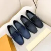 Men lvxnba mocassins sapatos de lona vizinhos de couro de bezerro flores imprimindo mocassins costurados ￠ m￣o Sapato de casamento de festas vampes