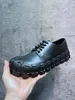 2022 Herr Black Boots Derby Shoes Primed Patent Leather Round Toe Geniune Leather Shoe Tire Balencaigaity Sole Gear Rivets Designer Paris