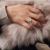 El yapımı Emerald Cut 2Ct Lab Diamond Ring 925 STERLING Gümüş Nişan Düğün Bankaları Kadınlar Gelin Güzel Partisi Takı 0126290T