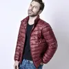 Hombres Down Parkas Otoño Ultraligero Thin Down Coat Masculino Pluma de ganso Tamaño grande Casual Chaqueta corta Hombres Collar de pie Chaqueta al por mayor 220920