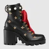 Women Onkle Boot Boot Boots أحذية رياضية مطرزة بالجلد مع حزام الأزياء الكلاسيكية مارتن الصحراء الحجم الفاخر 35-42