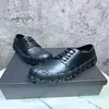 Herr Black Boots Derby Shoes Primed Patent Leather Round Toe Leather Shoe däck Sole Gear Nitets lyxdesigner