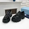 مصمم Loafer Women Dress Shoes Platform الكعب جلد البقر جلد الأزياء المثلث المثلث الفاخر حذاء أسود أبيض