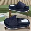 Lyxvarumärke Slipper Ladies Platform Velvet tryckt bokstäver broderade par Sandaler Designer Fashion Beach Slippers