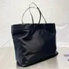 Bolso de bolso para mujeres diseñador bolso de bolso de nylon negro bolso de compras casual grande capacidad con bolsa triangular301h