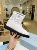 Designer Low Top Stivali da neve Interno Esterno Impermeabile Sneakers Moda Donna Stivali imbottiti Etichetta triangolare Antiscivolo Scarpe resistenti all'usura Ultime scarpe da passerella