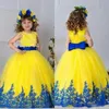 2023 Geel Tule Lace Bloem Girl -jurken voor bruiloft Crew Nek Mouwloze zwarte applique vleugel Bow Long Girls Pageant -jurken BO9374 GB0920